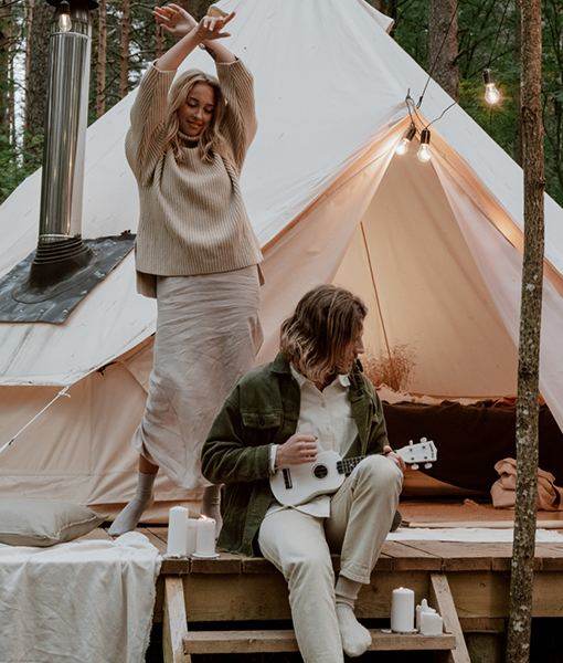 Casal acampando ou cabana